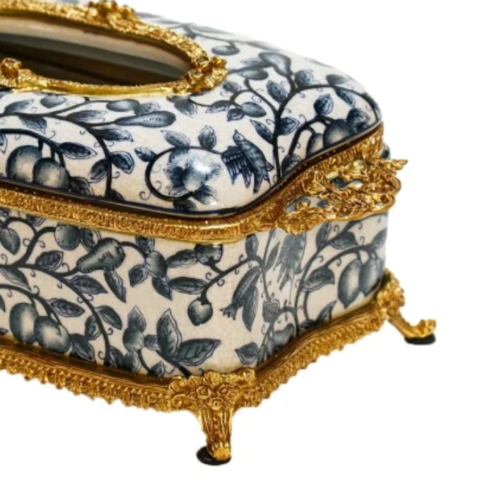 dettaglio della finitura e dell'intaglio dell'ottone della scatola di fazzoletti in ottone massiccio francese